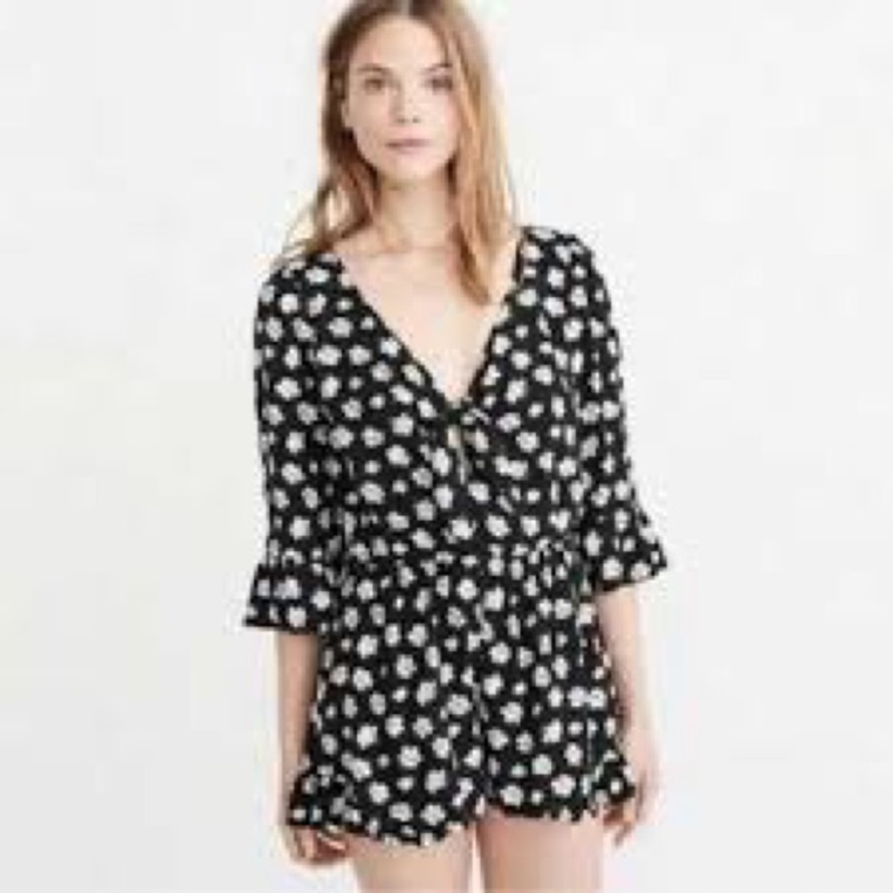 Abercrombie & Fitch Black Floral Romper M Tie Front Ruffle Sleeve Flowy EUC